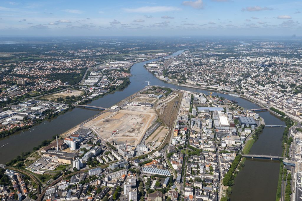 photo aérienne de l'ile de nantes.