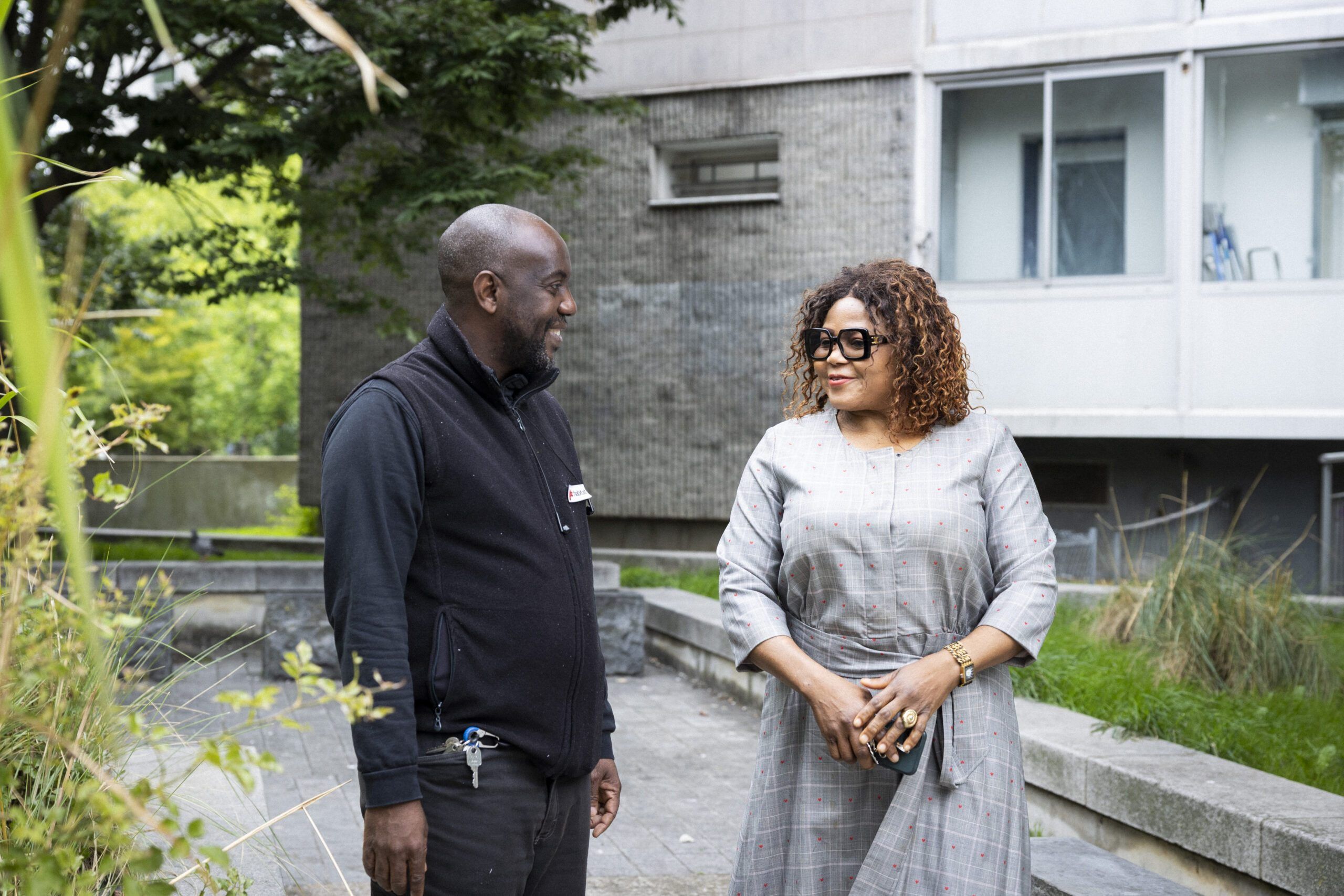 Un gardien discute avec une locataire 